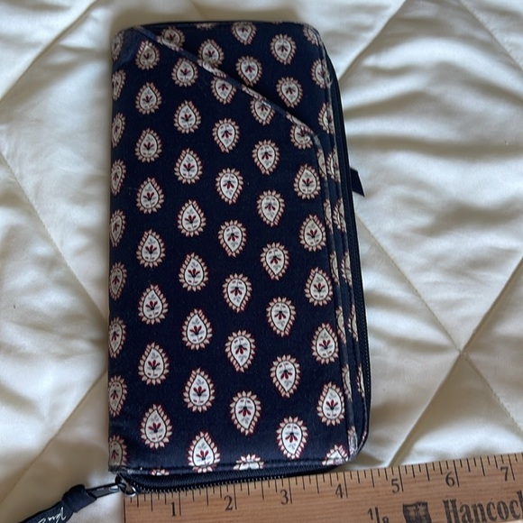 Free Vera Bradley wallet with pocketbook purchase - Picture 4 of 5